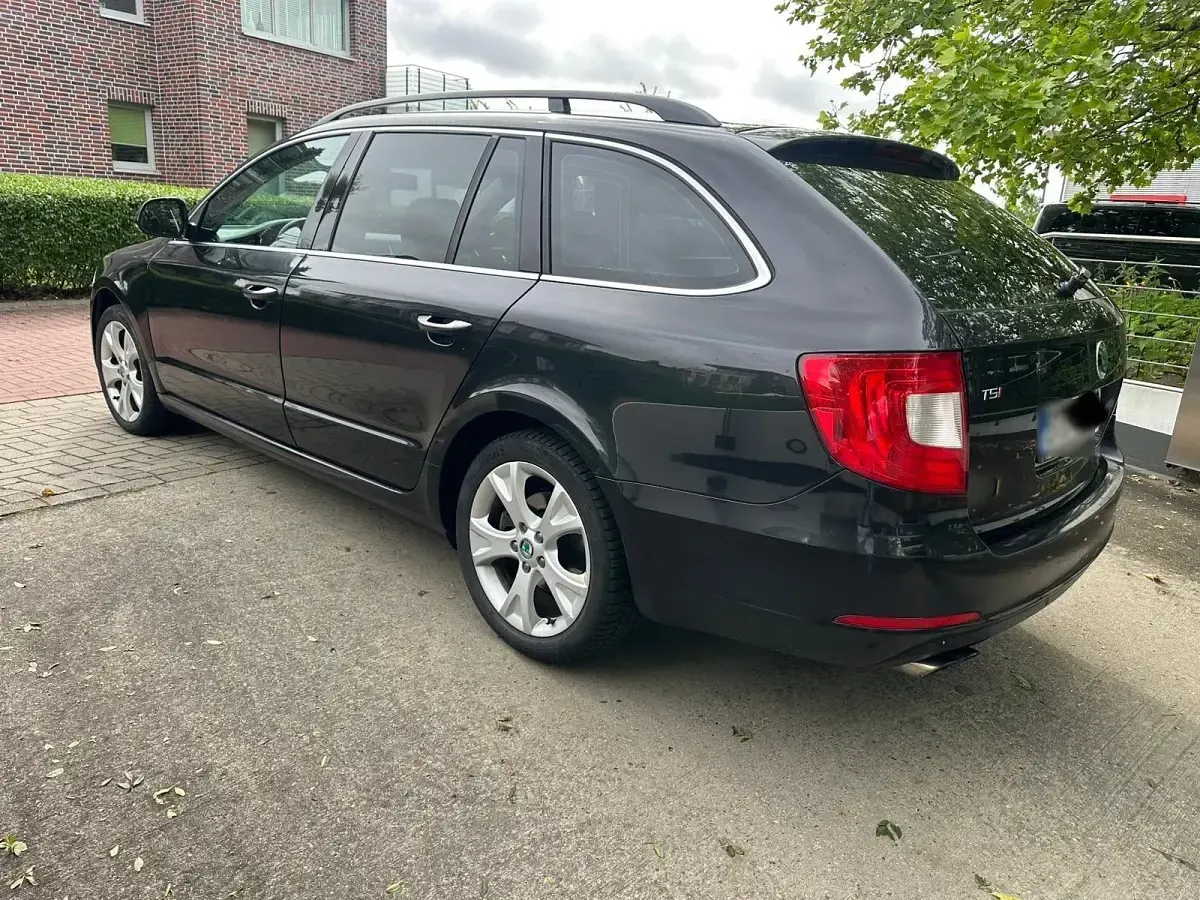 Gebraucht Skoda Superb 160 PS (117 kW) 2011 Schwarz Kombi