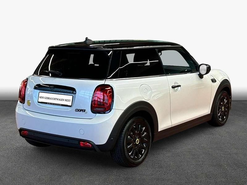 Gebraucht Mini Cooper SE Classic 135 kW (184 PS) 2023 Nanuq white metallic Kleinwagen