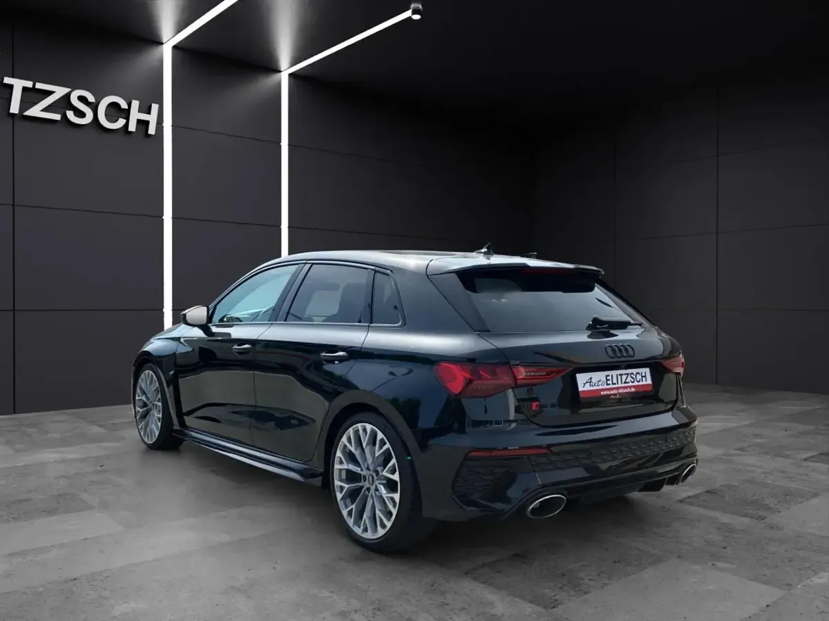 Gebraucht Audi RS3 Sportback Ambiente 400 PS (294 kW) 2023 Mythosschwarz metallic Kleinwagen