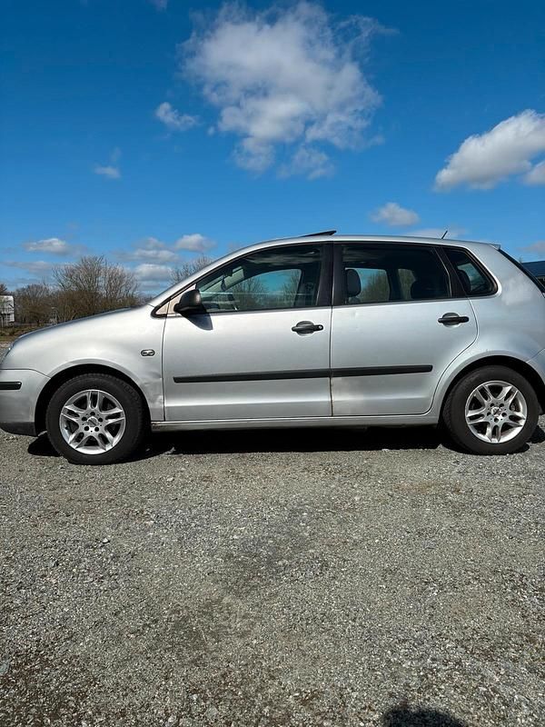 Gebraucht VW Polo Comfortline 75 PS (55 kW) 2002 Silber Limousine