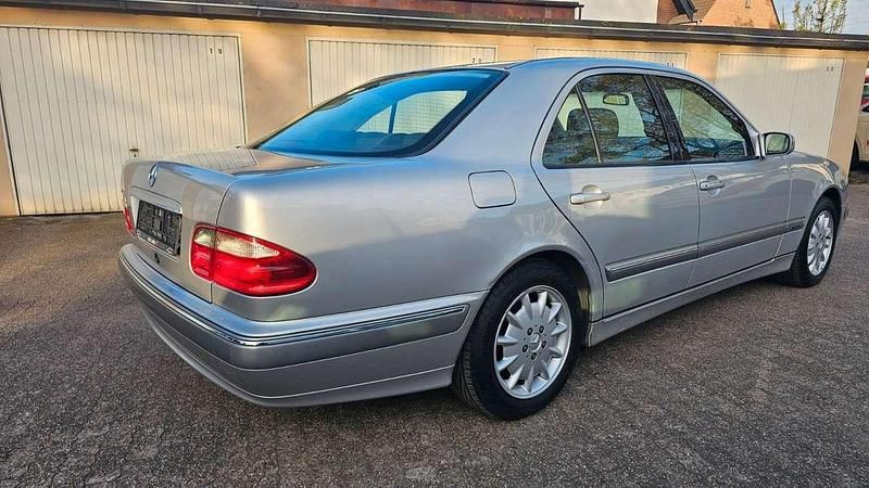 Occasion Mercedes E240 Elegance 170 ch (125 kW) 2000 Argent Berline
