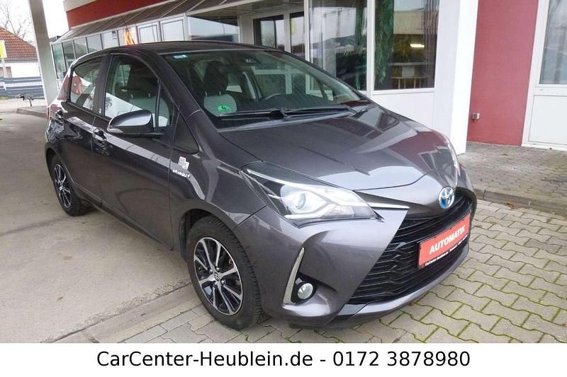 Grau Gebraucht 2018 Toyota Yaris Hybrid Team Kleinwagen | 13.890 € (Guter Preis) - Bild 1/4