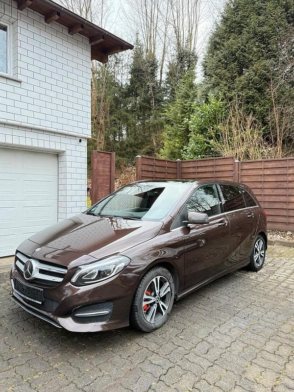 Gebraucht Mercedes B200 AMG line 136 PS (100 kW) 2015 Braun Van / Kleinbus