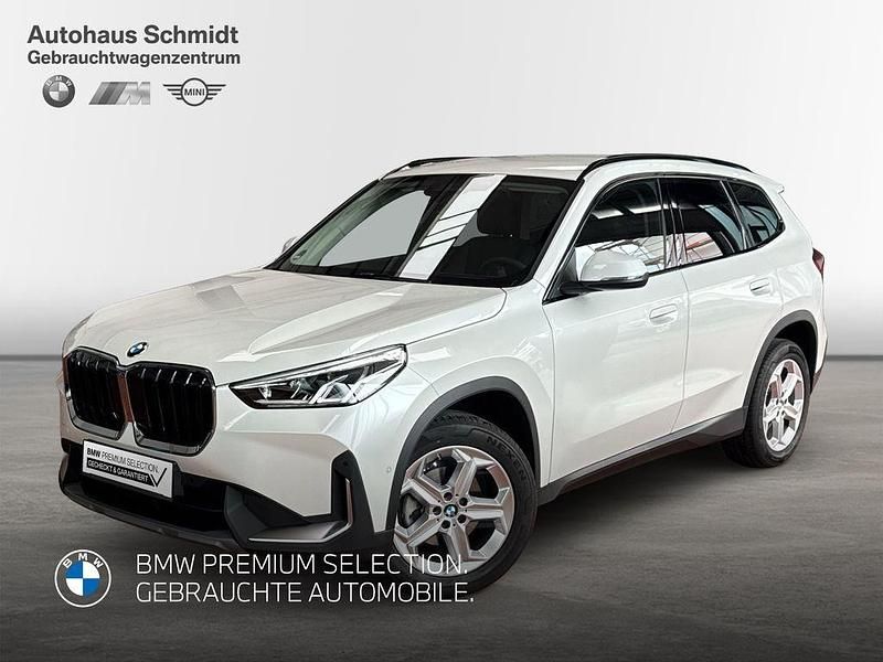 Mineralweiß Gebraucht 2024 BMW X1 Comfort Edition SUV | 36.440 € (Guter Preis) - Bild 1/4