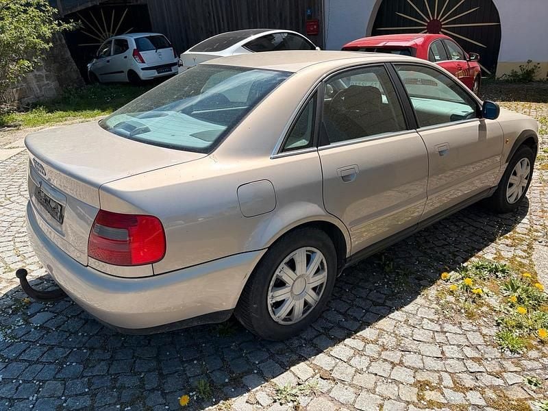 Second-hand Audi A4 165 CP (121 kW) 1998 Argintiu Berlinǎ