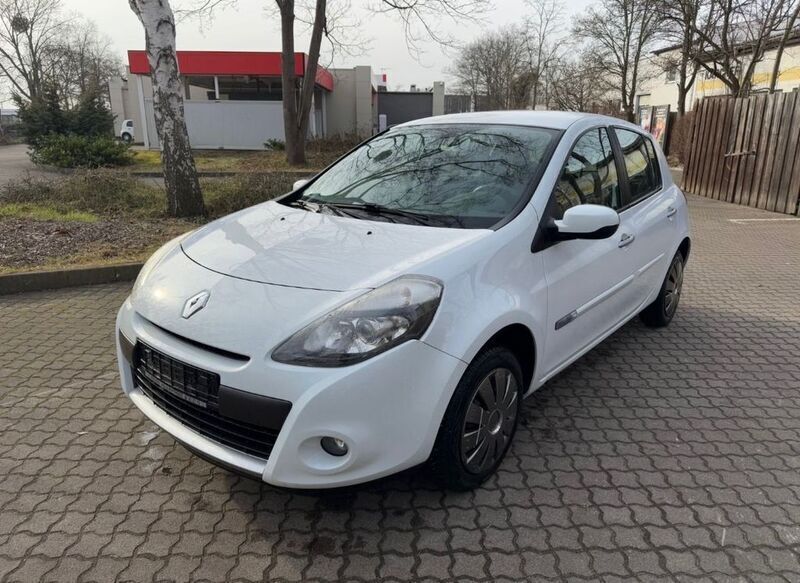 Weiß Gebraucht 2009 Renault Clio II Dynamique Limousine | 2.800 € - Bild 1/4