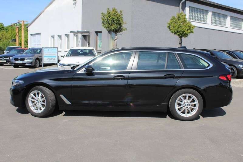 Black sapphire metallic Gebraucht 2023 BMW 520 Kombi | 36.490 € (Guter Preis) - Bild 1/4