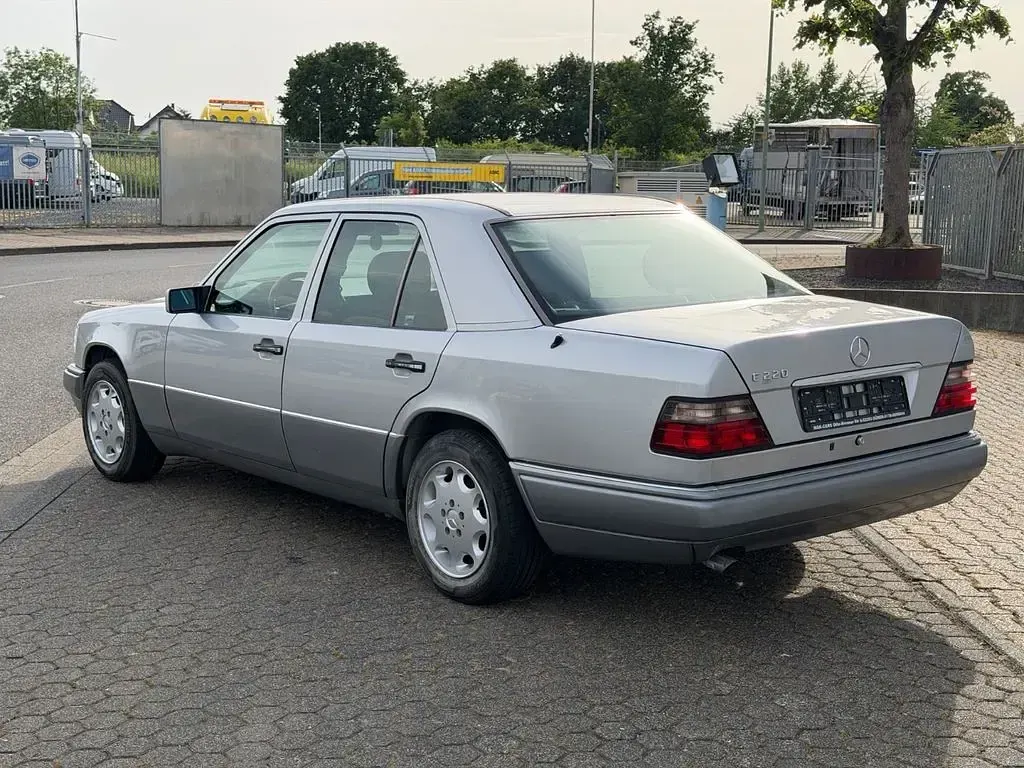 Gebraucht Mercedes E220 150 PS (110 kW) 1994 Silber Limousine