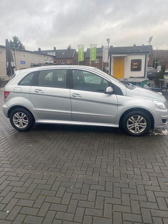 Gebraucht Mercedes B180 116 PS (85 kW) 2010 Silber Van / Kleinbus