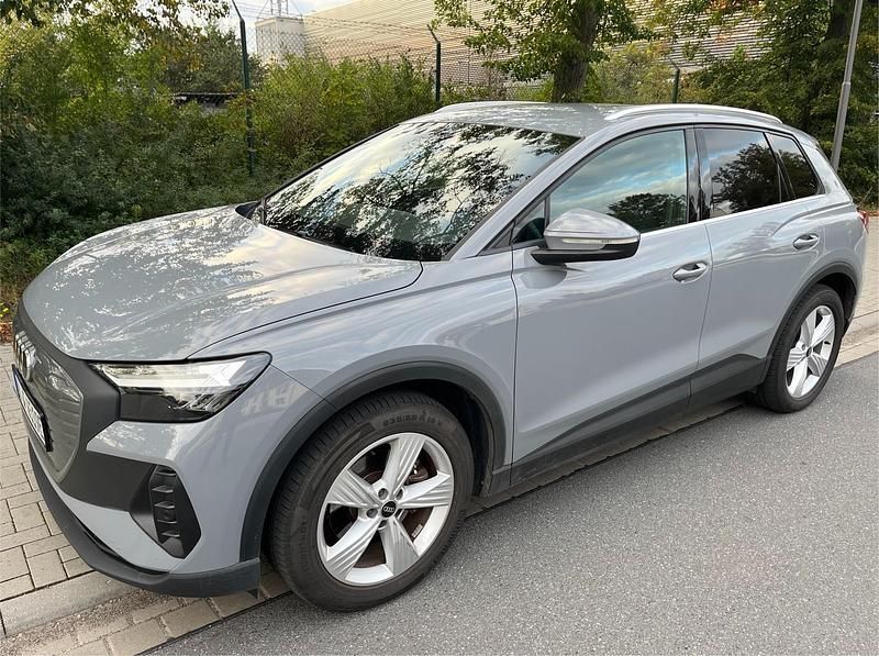 Grau Gebraucht 2022 Audi Q4 e-tron Premium SUV | 20.375 € (Etwas zu teuer) - Bild 1/4