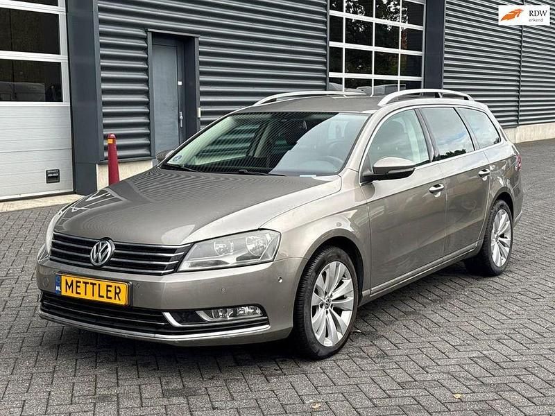 Braun Gebraucht 2011 VW Passat Highline Kombi | 3.450 € (Superpreis) - Bild 1/4