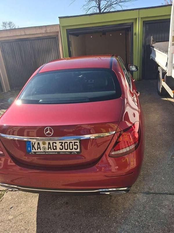 Gebraucht Mercedes E220 Avantgarde 194 PS (142 kW) 2016 Rot Limousine