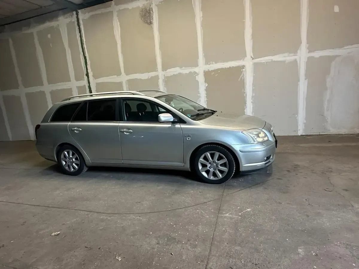Gebraucht Toyota Avensis 177 PS (130 kW) 2006 Gold Kombi
