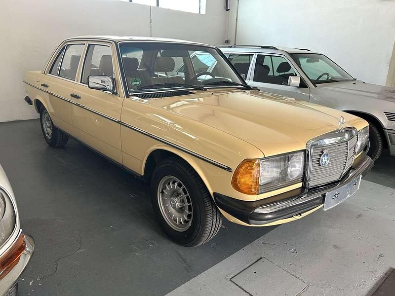 Gebraucht Mercedes E230 136 PS (100 kW) 1984 Gelb Limousine