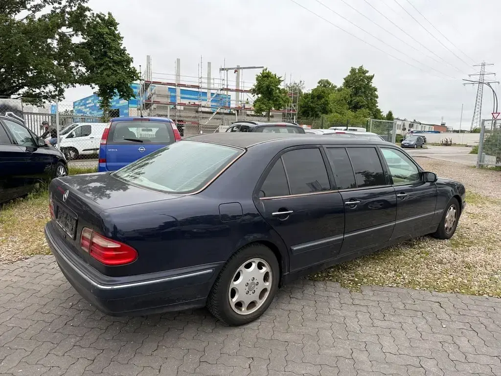 Gebraucht Mercedes E280 204 PS (150 kW) 2000 Blau Limousine