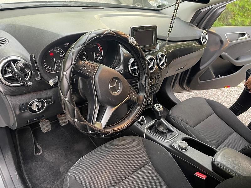 Gebraucht Mercedes B200 156 PS (114 kW) 2012 Silber Van / Kleinbus