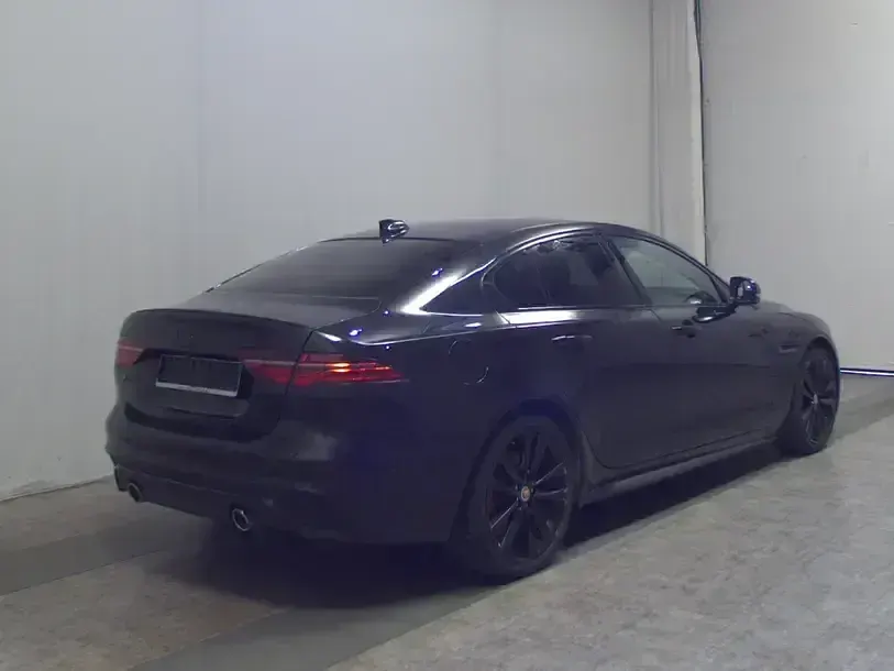Gebraucht Jaguar XE R-Dynamic 250 PS (183 kW) 2022 Santorini black Limousine