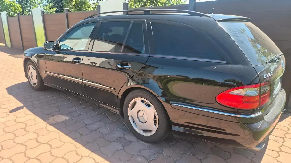Używany Mercedes E230 204 KM (150 kW) 2007 Czarny Kombi
