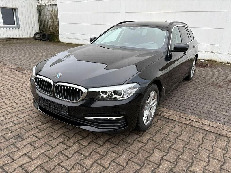 Schwarz Gebraucht 2019 BMW 520 Performance Kombi | 17.490 € (Superpreis) - Bild 1/4