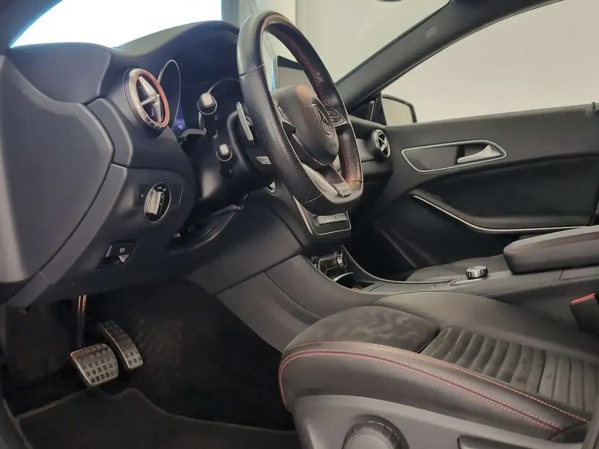 Gebraucht Mercedes CLA220 170 PS (125 kW) 2019 Rot Limousine