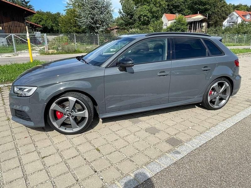 Grau Gebraucht 2020 Audi S3 Sportback Ambiente Kombi | 28.500 € - Bild 1/4