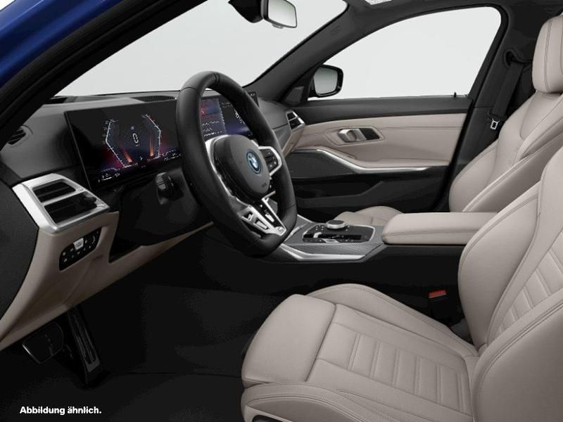 Blau Gebraucht 2024 BMW 330e Kombi | 53.546 € - Bild 1/2
