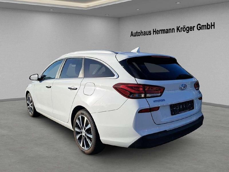 Gebraucht Hyundai i30 Premium 140 PS (102 kW) 2017 Polar white / sol Kombi