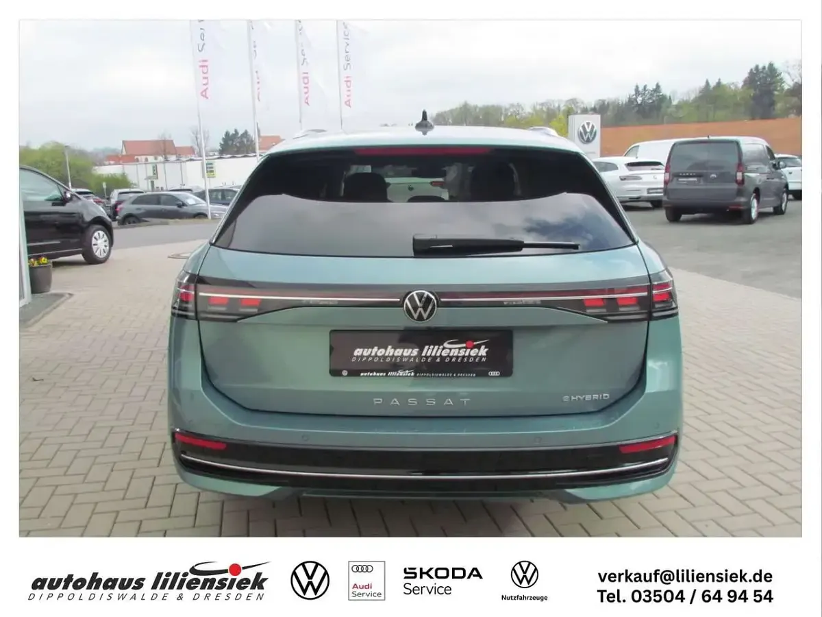 Gebraucht VW Passat Elegance 204 PS (150 kW) 2025 Grün Kombi