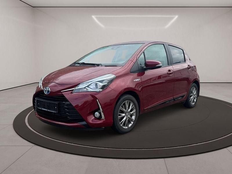 Rot Gebraucht 2017 Toyota Yaris Hybrid Comfort Kleinwagen | 11.100 € (Guter Preis) - Bild 1/4