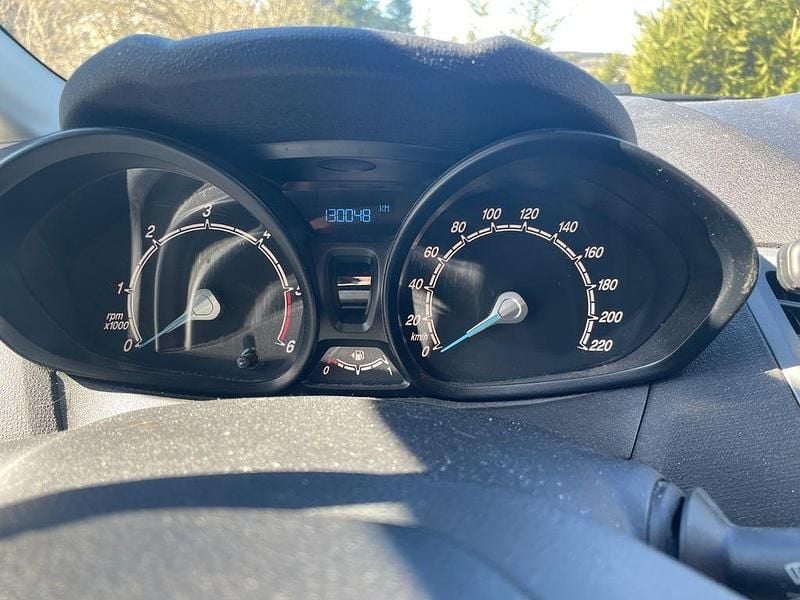 Gebraucht Ford Fiesta 75 PS (55 kW) 2013 Grau Kleinwagen