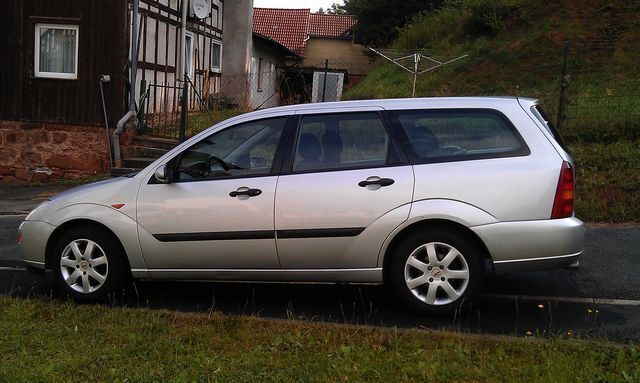 Gebraucht Ford Focus Ambiente 102 PS (75 kW) 2000 Silber metallic Kombi