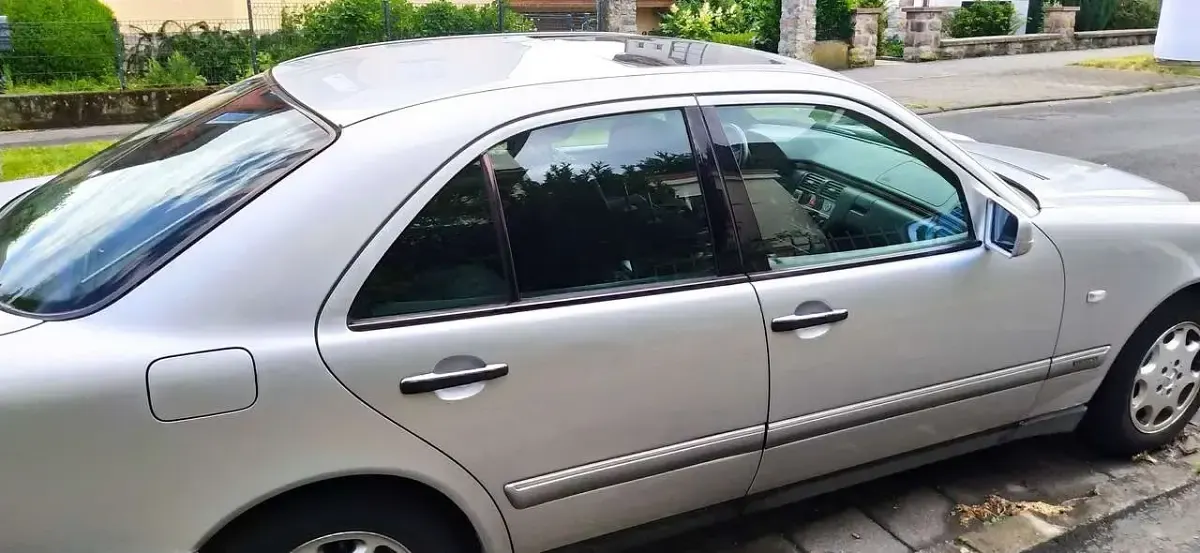 Gebraucht Mercedes E200 Elegance 136 PS (100 kW) 1998 Silber Limousine