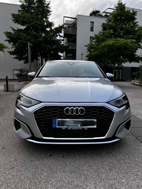 Grau Gebraucht 2020 Audi A3 Sportback Design Limousine | 21.000 € (Superpreis) - Bild 1/4