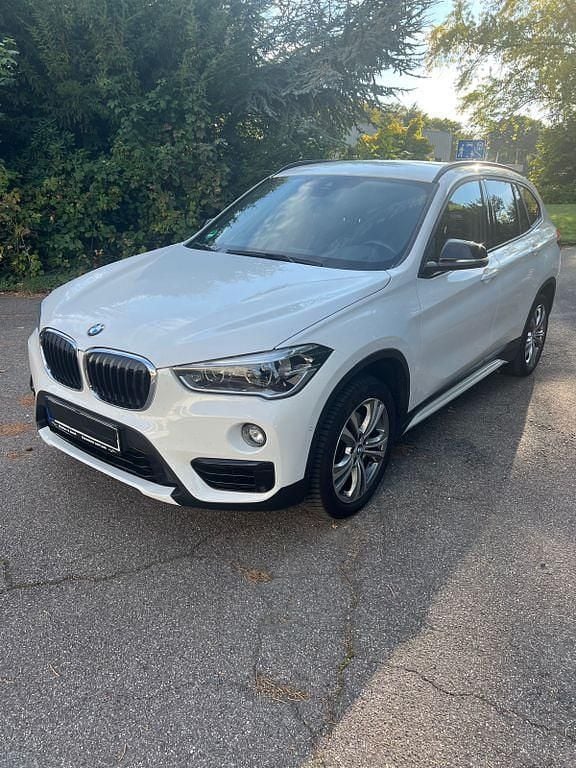 Weiß Gebraucht 2018 BMW X1 Sport Line SUV | 20.950 € (Guter Preis) - Bild 1/4