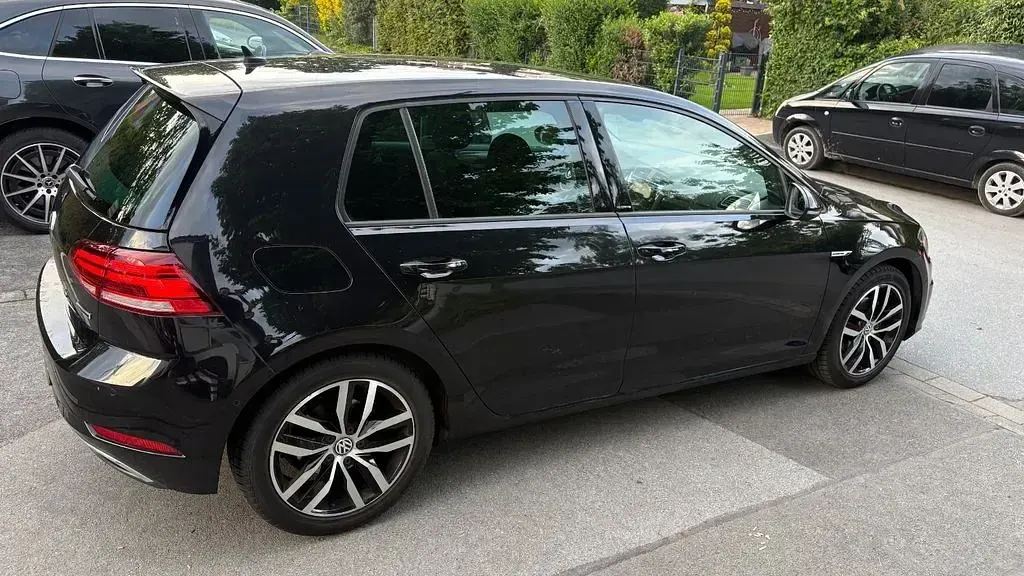 Gebraucht VW Golf VII IQ Drive 131 PS (96 kW) 2019 Schwarz Limousine