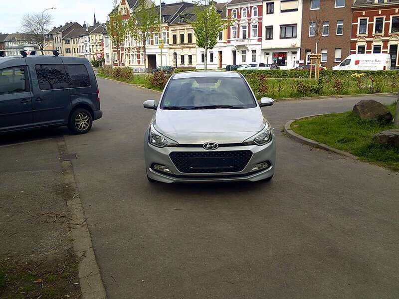 Sleek silver / met Gebraucht 2018 Hyundai i20 Limousine | 10.499 € (Fairer Preis) - Bild 1/4
