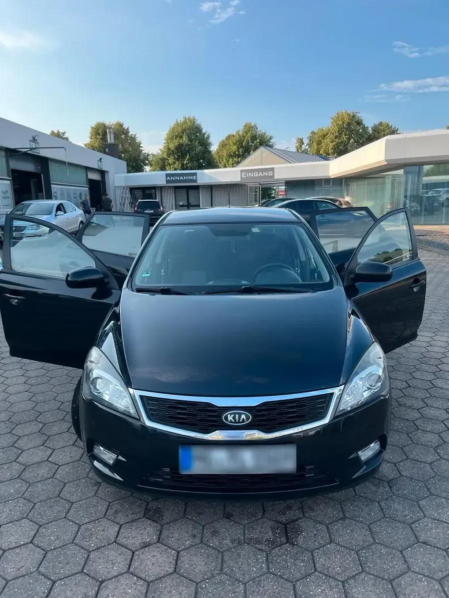 Gebraucht Kia Ceed 125 PS (91 kW) 2011 Schwarz Kleinwagen