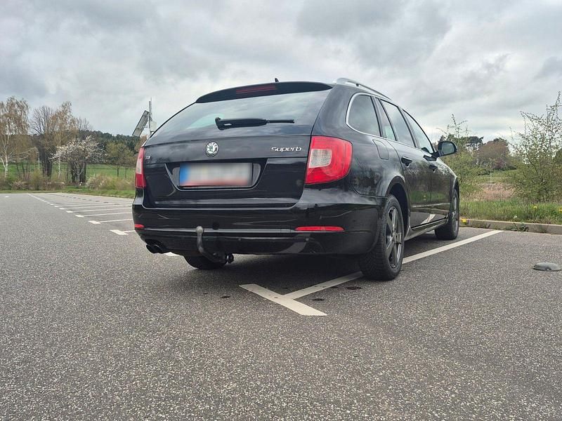 Używany Skoda Superb Elegance 140 KM (102 kW) 2012 Czarny Kombi