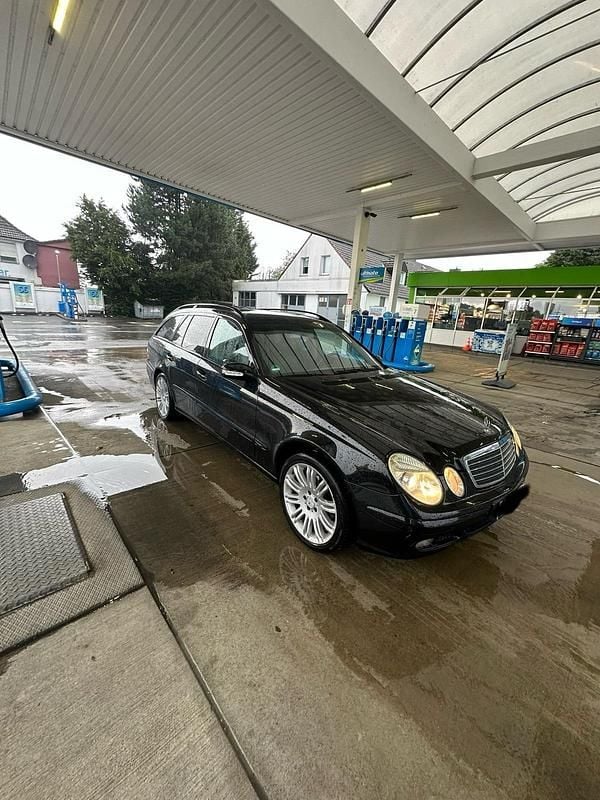 Schwarz Gebraucht 2004 Mercedes E220 Kombi | 5.200 € - Bild 1/4