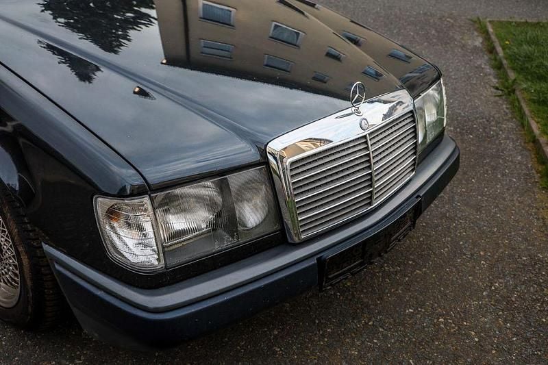 Gebraucht Mercedes E260 160 PS (117 kW) 1989 Grün Limousine