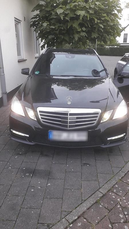 Schwarz Gebraucht 2013 Mercedes E300 AMG line Kombi | 11.111 € (Superpreis) - Bild 1/4