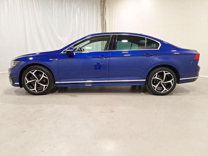 Gebraucht VW Passat R-line 200 PS (147 kW) 2021 Lapiz blue metallic Limousine