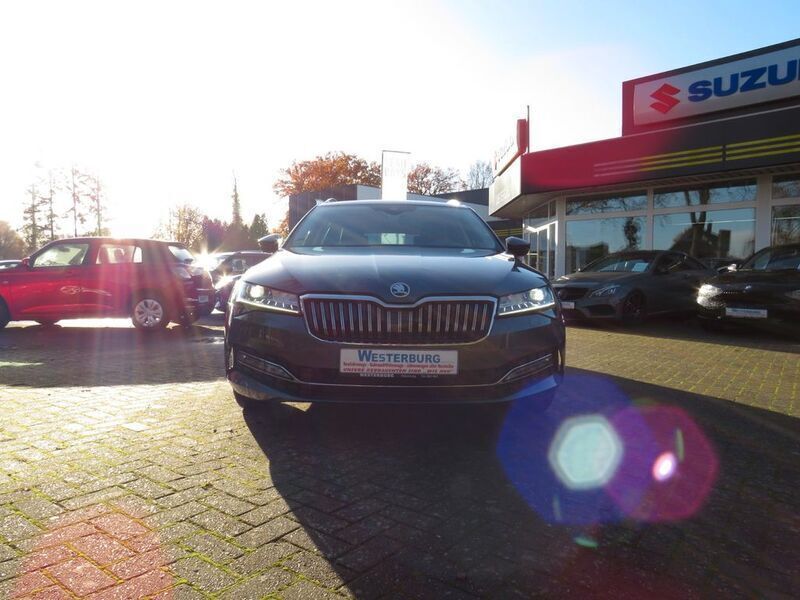 Grau Gebraucht 2019 Skoda Superb Premium Edition Kombi | 21.000 € (Fairer Preis) - Bild 1/4