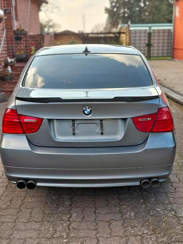 Gebraucht BMW 325 218 PS (160 kW) 2009 Grau Limousine