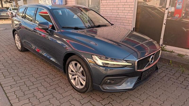 Gebraucht Volvo V60 Momentum 150 PS (110 kW) 2020 Blau Kombi