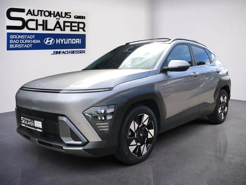Shimmering silver Gebraucht 2024 Hyundai Kona Prime SUV | 28.980 € (Fairer Preis) - Bild 1/1