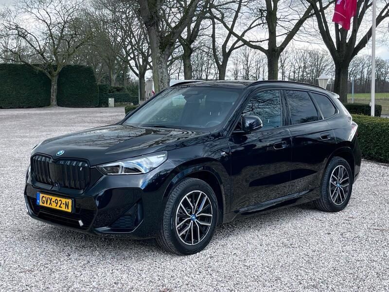 Schwarz Gebraucht 2023 BMW iX1 M Sport SUV | 37.900 € (Superpreis) - Bild 1/4