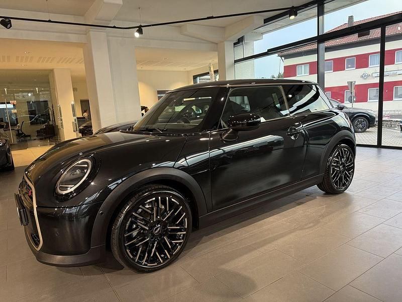 Gebraucht Mini Cooper S Favoured 204 PS (150 kW) 2024 Midnight black ii Kleinwagen