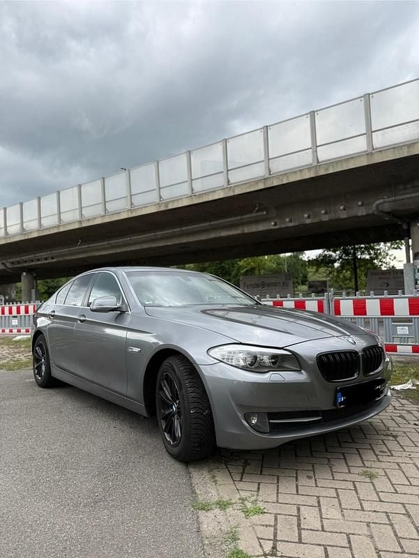 Grau Gebraucht 2011 BMW 520 Limousine | 8.800 € (Guter Preis) - Bild 1/4