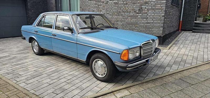 Blau Gebraucht 1982 Mercedes E230 Limousine | 9.990 € - Bild 1/4